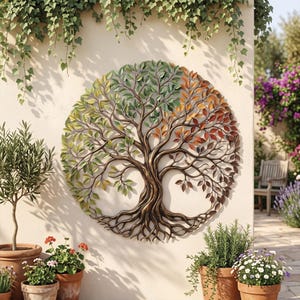 Può includere: Un'opera d'arte murale circolare in metallo che raffigura un albero con un tronco e radici in bronzo testurizzato. Le foglie sfumano dal verde chiaro a sinistra al giallo, arancione e rosso scuro a destra, creando un gradiente stagionale.