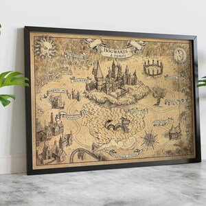 Puede incluir: Mapa enmarcado de Hogwarts y sus alrededores, con ilustraciones detalladas del castillo, el Bosque Prohibido y otros lugares. El mapa está en tonos sepia con detalles en tinta negra e incluye el texto "Hogwarts & Beyond".