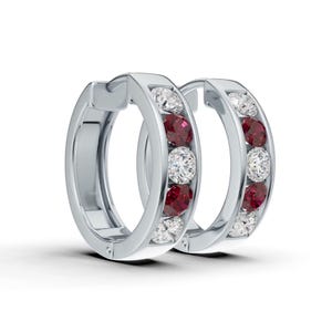 Exquisitos pendientes de aro de rubí y moissanita cultivados en laboratorio, de plata de ley 925 maciza, con engaste de canal y piedra redonda de talla brillante de 3,00 mm.