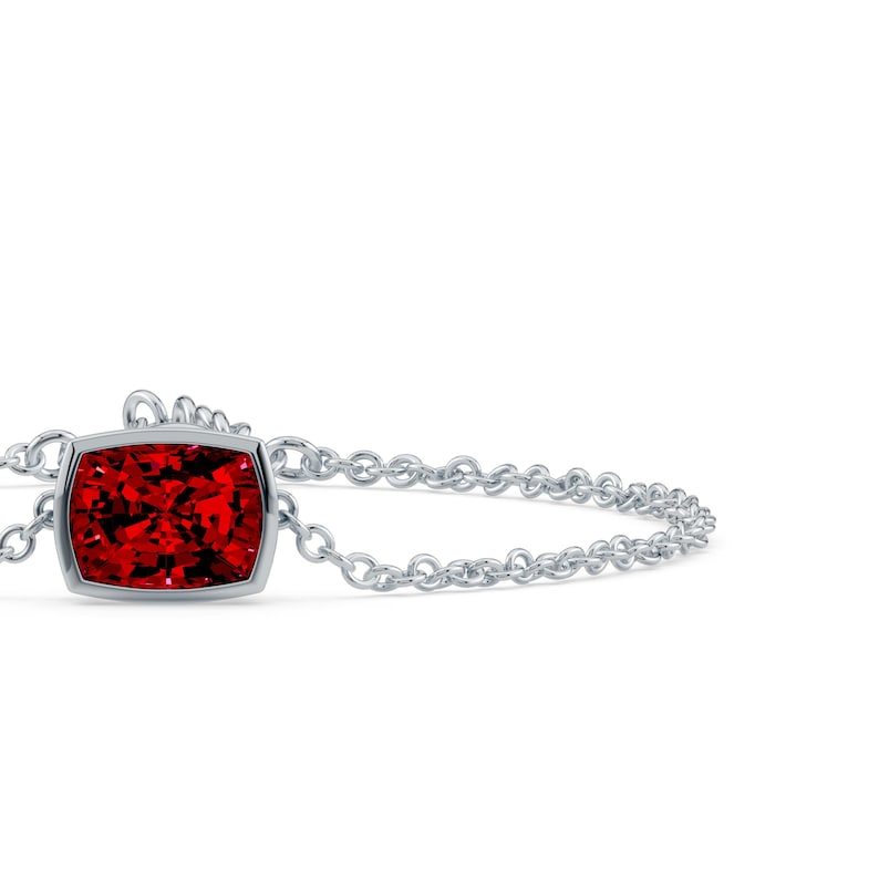 K&ouml;nnte beinhalten: Ein silbernes Armband mit einem rechteckigen, tiefroten Edelstein. Der Edelstein ist in einer L&uuml;nettenfassung gefasst und mit einer filigranen Kette verbunden. Das Armband wird vor wei&szlig;em Hintergrund gezeigt.
