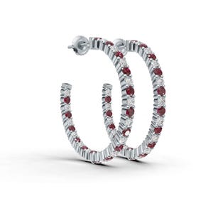 Örhängen med alternerande labododlad rubin och moissanit, runda ringar i 925 sterlingsilver med delad stift och födelsesten i juli, totalt 62 stenar