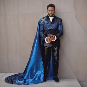豪華なメンズロイヤルサテンスーツジャケットパンツとロングケープ付きファッションフォーマルパーティーウェア新しいファッショナブルでエレガントなジャケットとパンツのセット
