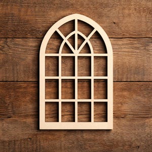 Könnte beinhalten: Ein hölzerner Bogenfensterrahmen mit einem Rastermuster aus rechteckigen und dreieckigen Öffnungen. Der Rahmen besteht aus hellfarbigem Holz und ist vor einem braunen Holzgrund platziert.