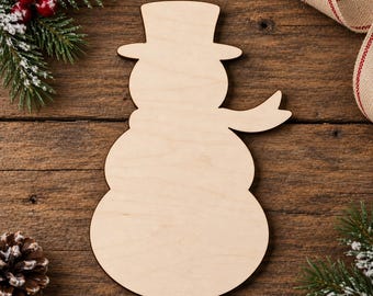 Könnte beinhalten: Ein heller, flacher Holzausschnitt in Form eines Schneemanns mit Zylinder und Schal. Die Schneemannfigur hat eine glatte Oberfläche mit natürlicher Holzmaserung und eine einfache, abgerundete Silhouette als einzelnes Dekorationsobjekt.