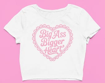 Big Ass Bigger Heart Baby Tシャツ | カスタムソフトフィットY2Kクロップトップ | アイロニックで面白いシャツ | 90年代Y2KビンボプライドTシャツ、キュートで呪われたコケットギフト