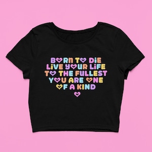 Born To Die-babyshirt | Leuke crop-top met regenboogkleuren | Zacht getailleerde graphic top, grappig cadeau voor haar, Y2K-T-shirt, ironisch shirt, sarcastisch cadeau voor vriend