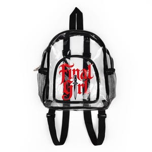 Puede incluir: Mochila transparente con rayas verticales blancas y negras y ribetes negros. La mochila presenta las palabras "Final Girl" en rojo con un gráfico de daga. Incluye correas ajustables negras y bolsillos laterales de malla.