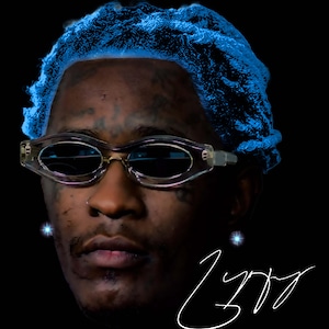 Puede incluir: Retrato de una persona con cabello azul y gafas de montura transparente sobre un fondo negro. La persona tiene un piercing en la nariz y una pequeña perilla. Una firma blanca está en la esquina inferior derecha.