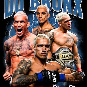 Op de afbeelding: Poster met meerdere afbeeldingen van Charles Oliveira, met de tekst "DO BRONX" in blauw. De afbeeldingen tonen Oliveira in verschillende poses, waaronder een met een UFC-kampioensriem. De achtergrond heeft bliksem.