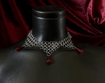 Gargantilla de malla de bufón de acero inoxidable con lágrimas rojas / Collar gótico medieval
