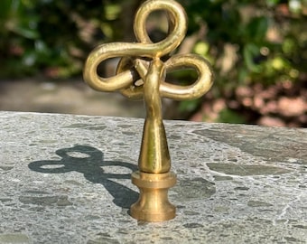 Brass knot lamp finial