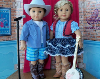 Puede incluir: Un patrón de costura para muñecas de niño y niña de 45,7 cm. Las muñecas visten atuendos de estilo country, incluyendo botas y sombreros de vaquero. Una muñeca sostiene un banjo. El texto "In the Spotlight!" se muestra en la parte inferior.