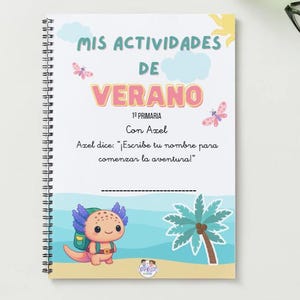 Puede incluir: Cuaderno de espiral con una portada de temática veraniega. La portada presenta el texto "MIS ACTIVIDADES DE VERANO" en verde y rosa, junto con un ajolote de dibujos animados, mariposas y una palmera. El cuaderno está diseñado para un niño llamado Axel.