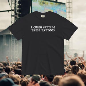 Ik huilde bij het krijgen van deze tatoeages&quot; grappig tattoo-shirt – T-shirt met gotisch lettertype voor Inked Crybabies – Warped Tour 2025, Scene Core Pop Punk Parodie grappig