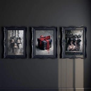 Può includere: Tre opere d'arte incorniciate con un'estetica oscura e gotica. L'arte presenta un set di campane, un regalo avvolto con un fiocco rosso e un camino con calze. Le cornici sono nere con dettagli ornati.