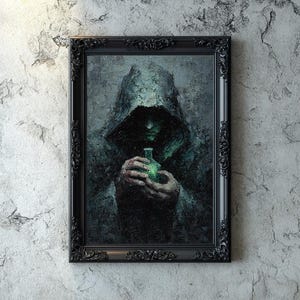 Puede incluir: Pintura enmarcada de una figura encapuchada sosteniendo una botella verde brillante. La obra de arte tiene un estilo oscuro y texturizado con tonos verdes y grises. El marco negro presenta detalles ornamentados, lo que añade a la estética gótica.
