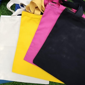 Grands sacs fourre-tout en toile - Lot de 5 sacs en coton écologiques unis colorés (bleu, blanc, jaune, rose, noir)