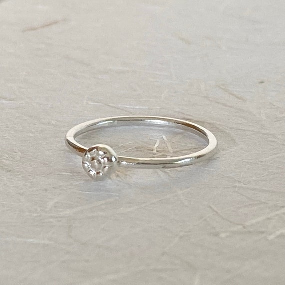 Dainty Silver Flower Ring - Silver Stackable Ring