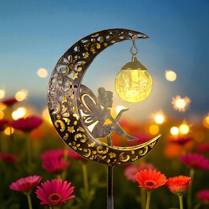Statua da giardino incantata con fata e luna – Statuetta da esterno con luce solare – Scultura stravagante per prato, vialetto, patio o aiuola