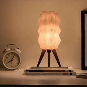 Modern Wavy 3D Printed Table Lamp – Organic Design Lamp Shade – Soft Ambient Light – Home Decor Accent Lighting