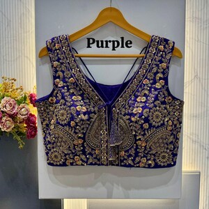 Blusa de seda bordada: Top de fiesta con bordados elaborados, lentejuelas y cuentas, con escote en V.