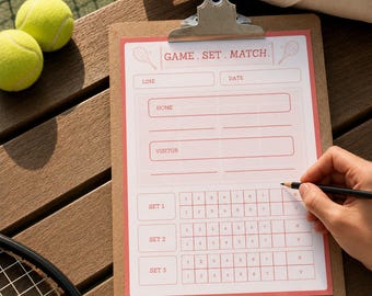 Może przedstawiać: Brązowa drewniana podkładka z klipsem trzymająca biały arkusz wyników tenisowych z czerwonym napisem GAME. SET. MATCH. Arkusz zawiera sekcje na linię, datę, gospodarzy, gości oraz tabele dla trzech setów. Czarny ołówek znajduje się nad papierem.