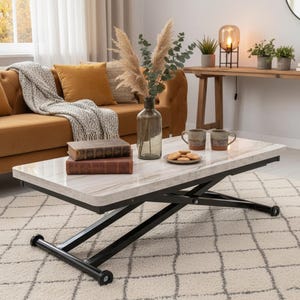 Könnte beinhalten: Ein rechteckiger Couchtisch mit marmorähnlicher Oberfläche und schwarzem Metallgestell. Der Tisch befindet sich in einem Wohnzimmer mit einem senffarbenen Sofa, Dekorationsartikeln und einem gemusterten Teppich. Der Tisch ist 102 cm lang und 51 cm breit.