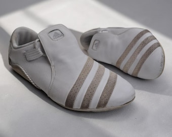 Zapatillas Adidas Mactelo vintage blancas, talla UK 9