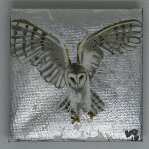 Puede incluir: Una pintura de un b&uacute;ho chico en vuelo sobre un fondo plateado. Las alas del b&uacute;ho est&aacute;n extendidas, y sus ojos est&aacute;n abiertos y enfocados. La pintura est&aacute; hecha en un estilo realista, con detalles finos en las plumas y los rasgos faciales del b&uacute;ho.