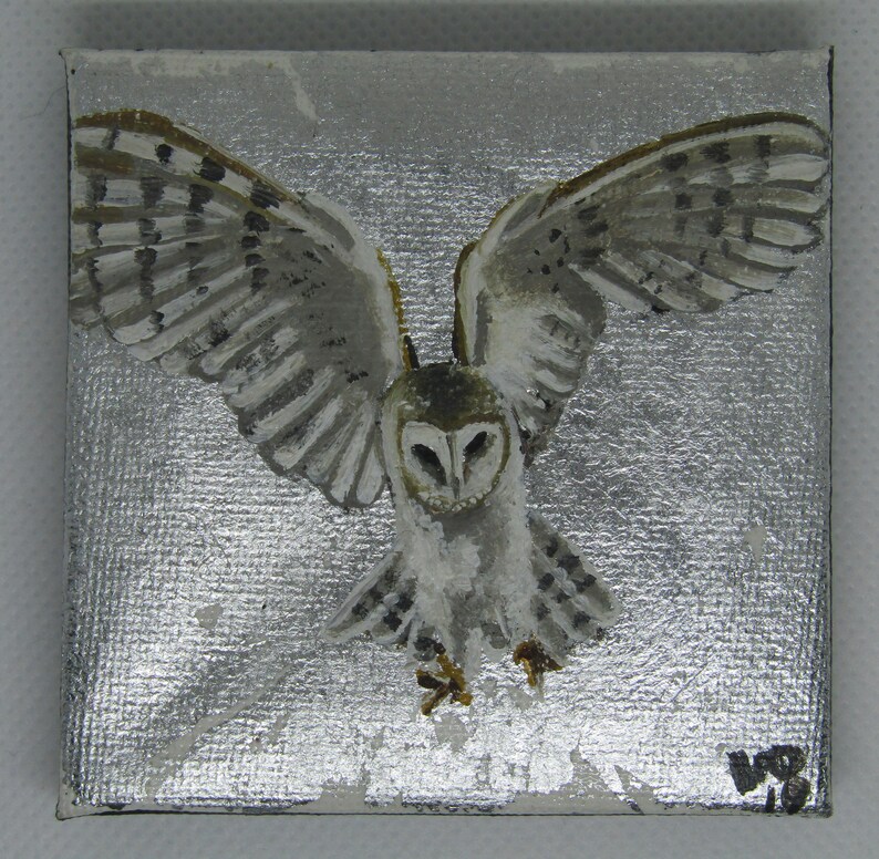 Puede incluir: Una pintura de un b&uacute;ho chico en vuelo sobre un fondo plateado. Las alas del b&uacute;ho est&aacute;n extendidas, y sus ojos est&aacute;n abiertos y enfocados. La pintura est&aacute; hecha en un estilo realista, con detalles finos en las plumas y los rasgos faciales del b&uacute;ho.