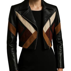 Könnte beinhalten: Schwarze Lederjacke mit einem geometrischen Farbblock-Design in Braun-, Creme- und Burgundertönen. Die Jacke hat einen klassischen Kragen, einen Reißverschluss vorne und lange Ärmel. Ein stilvolles Oberbekleidungsstück.