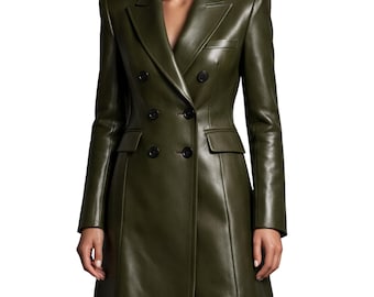 Abrigo de mujer de piel de oveja verde oliva oscuro, cruzado, corte entallado, largo medio, elegante y estructurado, ideal para el invierno.