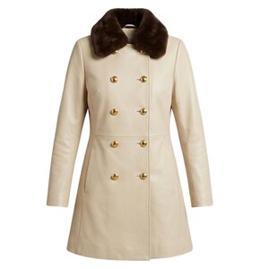 Cappotto da donna beige in vera pelle di pecora, lunghezza media, doppiopetto, sartoriale, elegante capospalla invernale di lusso.