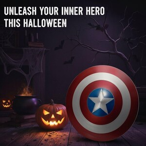 K&ouml;nnte beinhalten: Ein Halloween-Bild mit einem Captain America-Schild, das rote, wei&szlig;e und blaue konzentrische Kreise und einen Stern aufweist. Ein geschnitzter K&uuml;rbis mit leuchtendem Gesicht und dem Text "UNLEASH YOUR INNER HERO THIS HALLOWEEN" sind ebenfalls zu sehen.