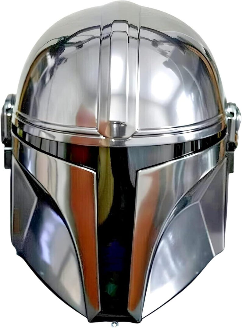 Op de afbeelding: Een glanzende, zilveren helm met een opvallend ontwerp. De helm heeft een afgeronde bovenkant, een centrale verticale richel en hoekige gelaatstrekken. Het reflecterende oppervlak cre&euml;ert highlights en schaduwen, waardoor de metalen uitstraling wordt benadrukt. Het ontwerp van de helm doet denken aan een ruimtethema.