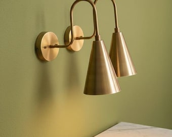 Lámpara de pared de latón con pantalla cónica, lámpara de baño de mediados de siglo