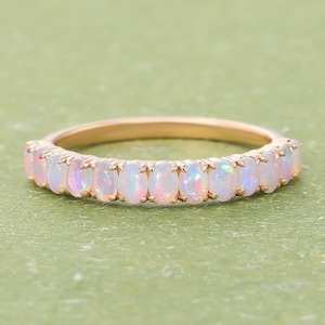 Opal Eternity Ring, Zarter Opal Ring, Gold Opal Ring, Silber Opal Ring, Minimalistischer Ring, Opal Stapelring, Geschenk für Sie, Weißer Opal Ring