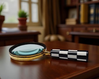 Vintage Magnifying Glass with Chequered Handle: Antique Page Reader