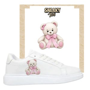 Könnte beinhalten: Weiße Sneaker mit einem Teddybär-Cartoon-Motiv. Der Bär ist weiß mit einer rosa Schleife und Akzenten. Der Text "Sneaky Tats" befindet sich über der Bärenillustration. Die Schuhe haben eine dicke weiße Sohle.