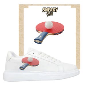 Könnte beinhalten: Weiße Sneaker mit einem roten und blauen Tischtennisschläger-Motiv und einem weißen Ball. Das Bild zeigt auch einen Tischtennisschläger und einen Ball sowie den Text "Sneaky Tats".