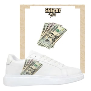 Puede incluir: Zapatillas blancas con una pila de billetes de veinte y cincuenta dólares. Las zapatillas tienen una suela gruesa y el texto "Sneaky Tats" está en la parte superior de la imagen.