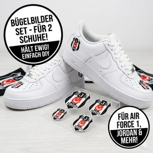 Könnte beinhalten: Weiße Air Force 1 Sneaker mit schwarzen und roten Emblem-Patches. Die Patches zeigen den Text "BJK 1903" und ein Halbmond- und Stern-Design. Zusätzliche Patches sind sichtbar, zusammen mit dem Text "FÜR AIR FORCE 1, JORDAN & MEHR!"
