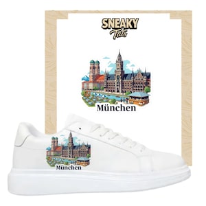 Peut inclure: Baskets blanches avec un motif graphique de la ville de Munich, comprenant le Neues Rathaus et la Frauenkirche. Le mot "München" est imprimé en dessous. Les baskets ont une semelle épaisse et un design classique à lacets.
