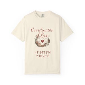 愛の座標 パーソナライズTシャツ | カップル、バレンタインデー、結婚式、記念日、ロマンチックな装い、ユニセックスアパレルへのカスタムギフト
