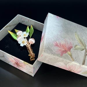 Minimalist Blossom Hair Clip, White Colored Silk Flowers, Kanzashi Style, Bridal Hair Piece