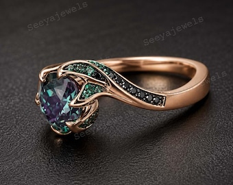 Anillo de alejandrita con detalles de esmeralda y ónix negro. Anillo de alejandrita dorado que cambia de color. Elegante joya de piedra natal hecha a mano.