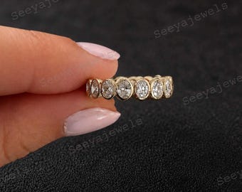 Anillo de bodas de moissanita de eternidad completa con engaste de bisel ovalado. Anillo de moissanita de oro de 14 quilates para ella. Anillo de aniversario minimalista. Anillo de plata con diamantes CZ.