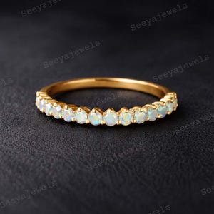 Anillo de boda de ópalo de fuego de 2 mm, anillo de media eternidad minimalista con piedra blanca, anillo apilable, regalo de aniversario nupcial, oro macizo de 14 quilates, hecho a mano.