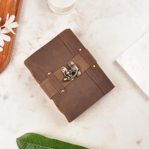 Diario in pelle vintage personalizzato - Regalo per scrittori - Carta con bordo frastagliato fatta a mano - Taccuino con iniziale - Chiusura a C - Grimoire Journal