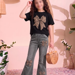 Ung flicka 2-delat set med casual t-shirt och utsvängda byxor - vår sommar höst